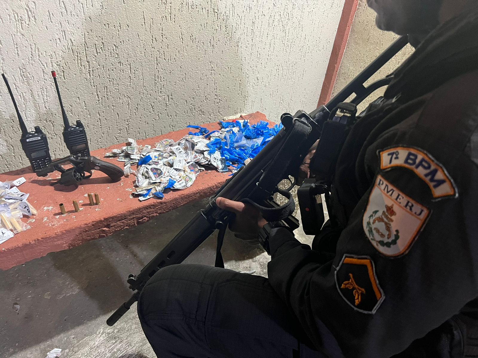 Policiais de São Gonçalo apreendem farta quantidade de drogas na Comunidade da Boa Esperança